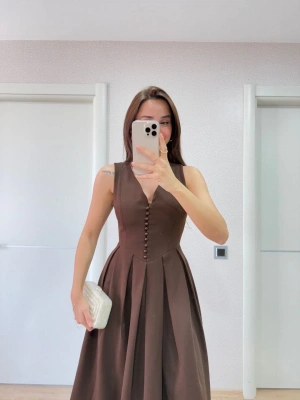 V yaka Krep Arka Ön Pens Detaylı Uzun Kolsuz Elbise- Kahverengi