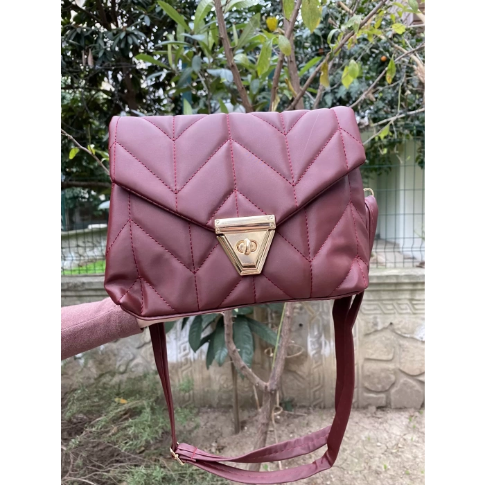 KAPİTONE KİLİT KAPAKLI OMUZ ÇANTASI