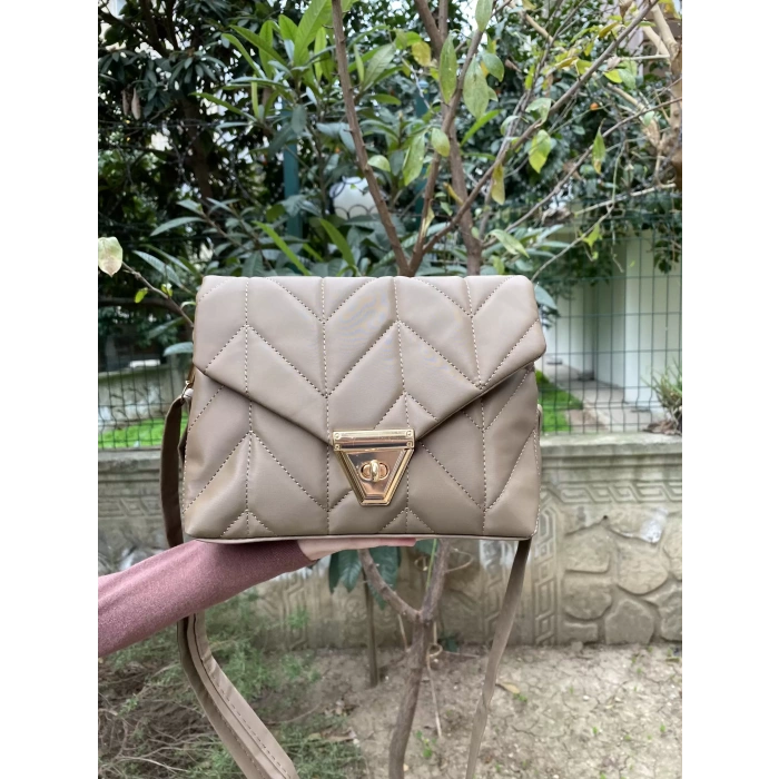 KAPİTONE KİLİT KAPAKLI OMUZ ÇANTASI