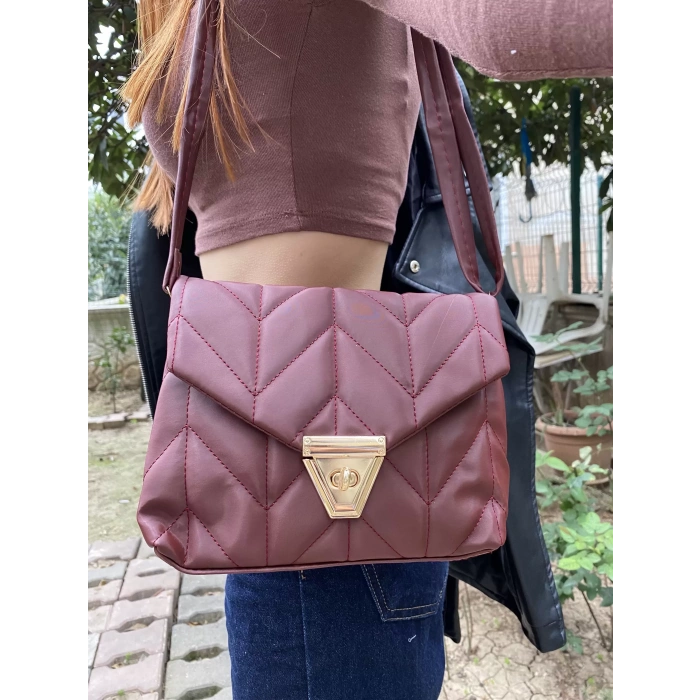 KAPİTONE KİLİT KAPAKLI OMUZ ÇANTASI