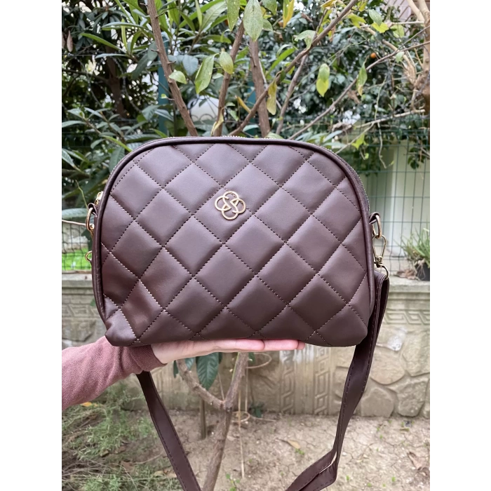 KAPİTONE FERMUARLI KADIN OMUZ ÇANTASI