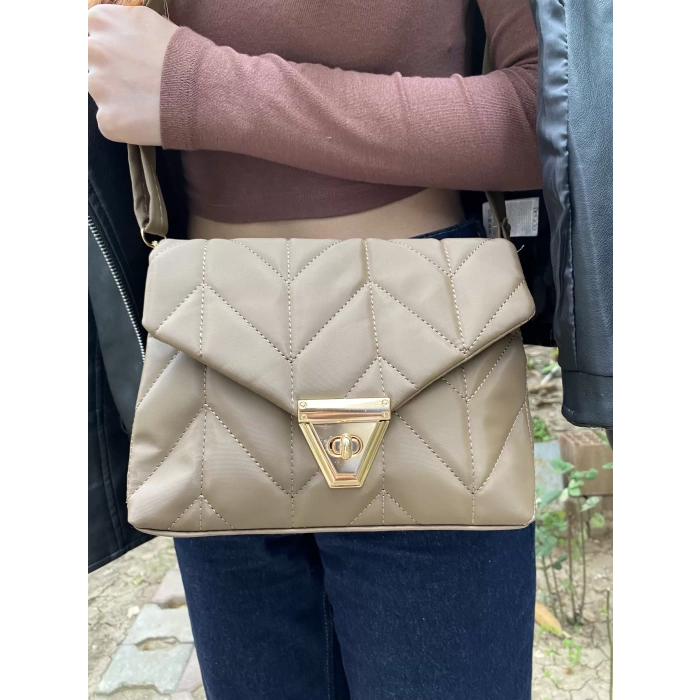 KAPİTONE KİLİT KAPAKLI OMUZ ÇANTASI