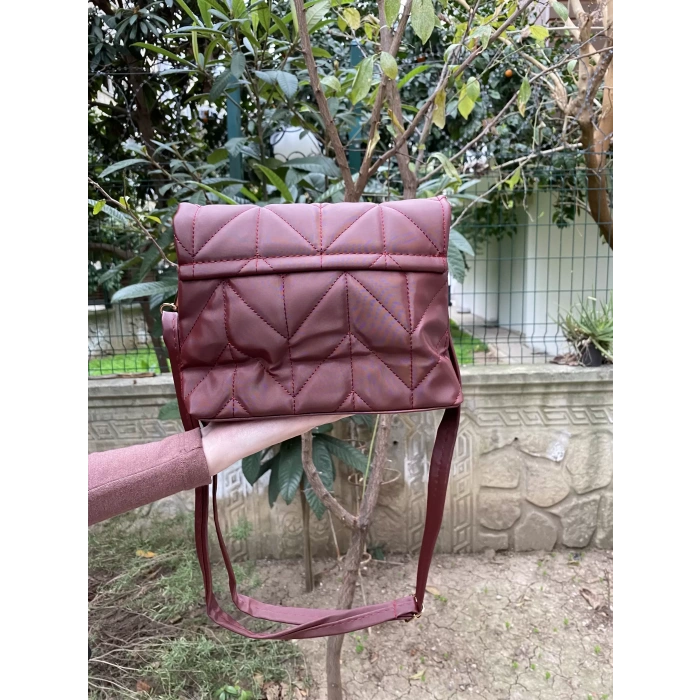 KAPİTONE KİLİT KAPAKLI OMUZ ÇANTASI