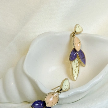 Gold Rengi Yaprak Desenli Mineli Kadın Küpe