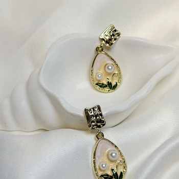 Gold Rengi İnci Detaylı Mineli Kadın küpe