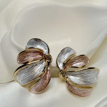 Gold Rengi Yarım Çiçek Desenli Mineli Kadın Küpe