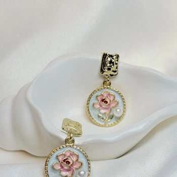 Gold Rengi Pembe Çiçek Desenli Mineli Kadın Küpe