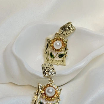 Gold Rengi Papatya Desenli Mineli Kadın Küpe