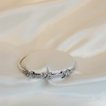 Gümüş Renk Çapraz Taş Şeritli Kadın Kelepçe Bileklik