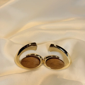 Gold Rengi Ahşap Desenli Top Kadın Küpe