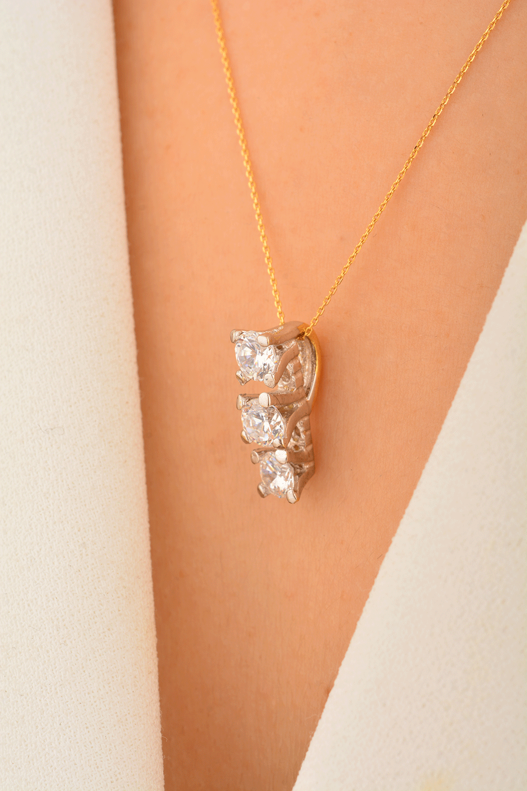 Cebeci 14 Ayar Üç Taşlı Altın Kolye