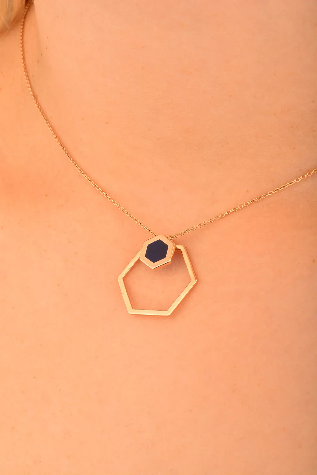 Cebeci 14 Ayar Lacivert Altıgen Rose Altın Kolye