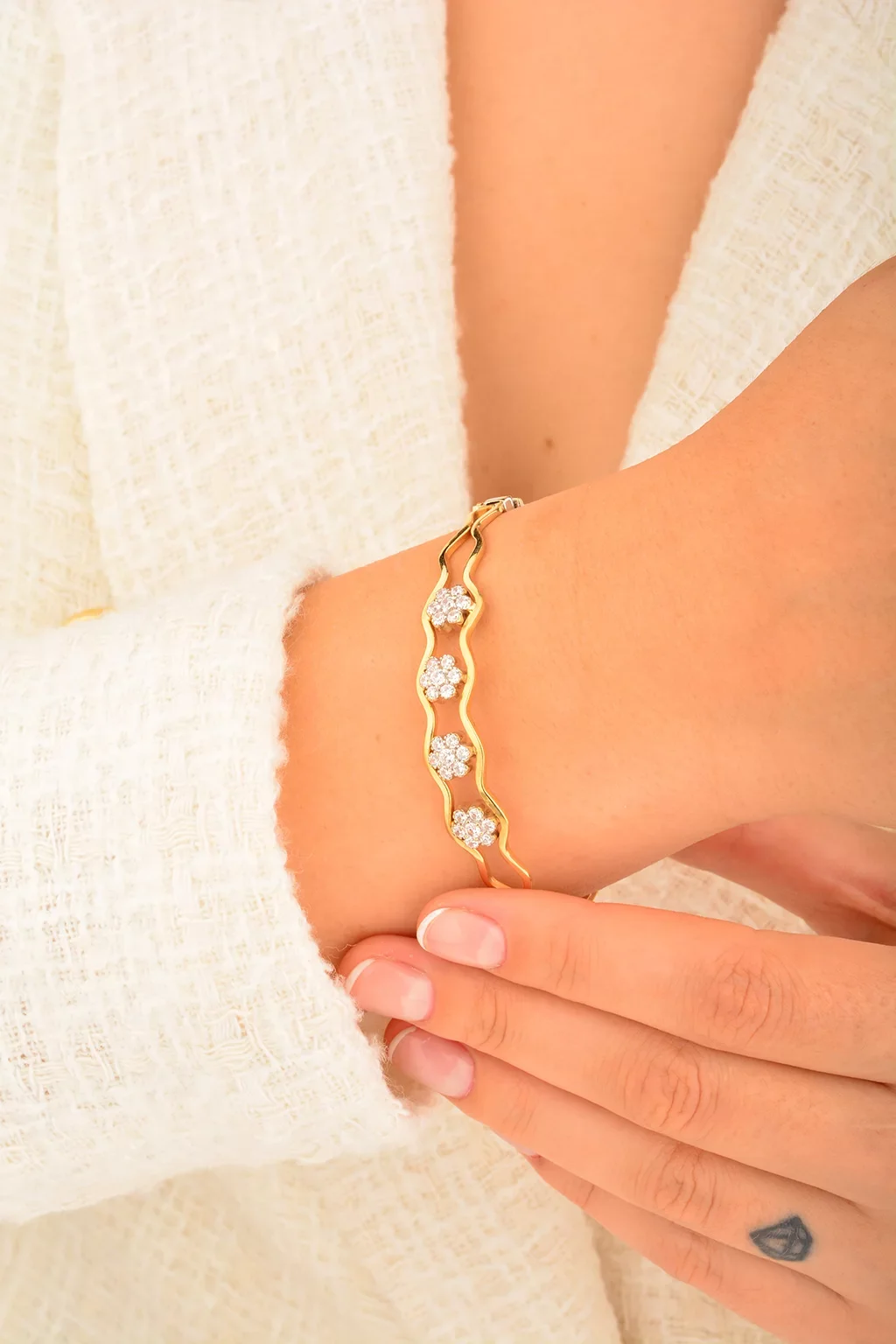 Cebeci 14 Ayar Papatyalı Kelepçeli Beyaz Altın Bilezik