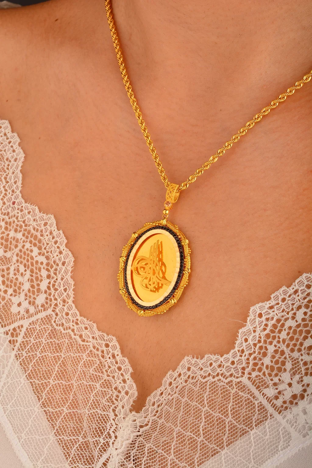 Cebeci 14 Ayar Siyah Taşlı Tuğralı Altın Kolye Ucu