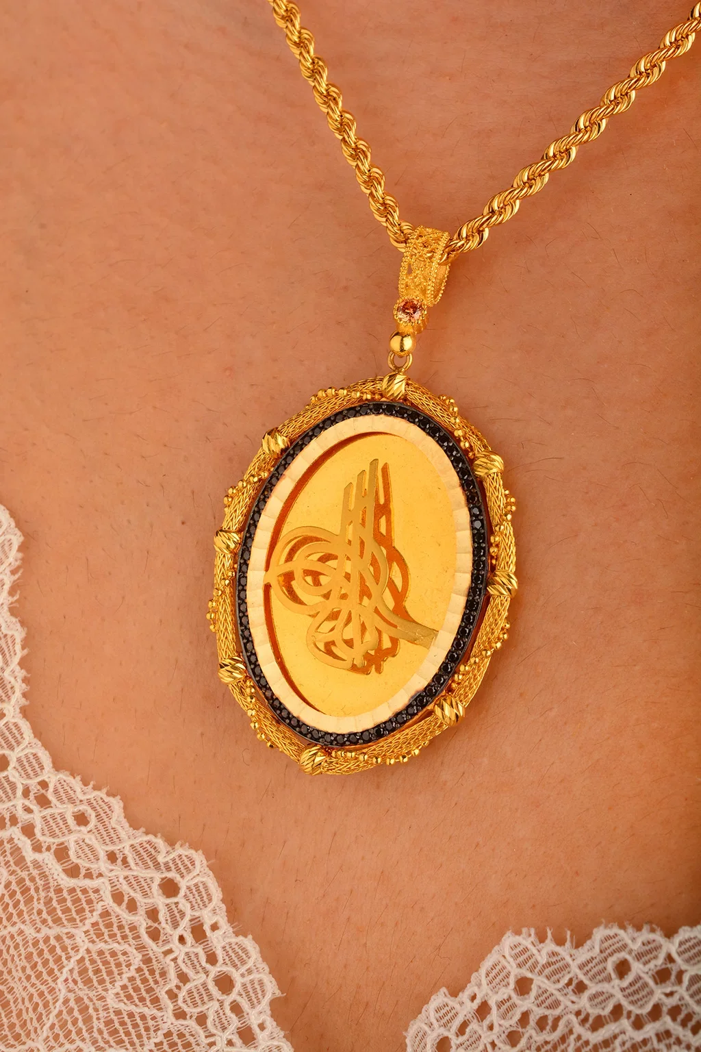 Cebeci 14 Ayar Siyah Taşlı Tuğralı Altın Kolye Ucu