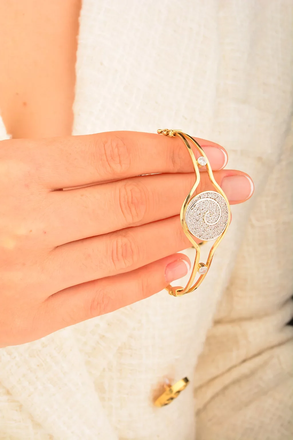 Cebeci 14 Ayar Taşlı Kelepçeli Altın Bilezik