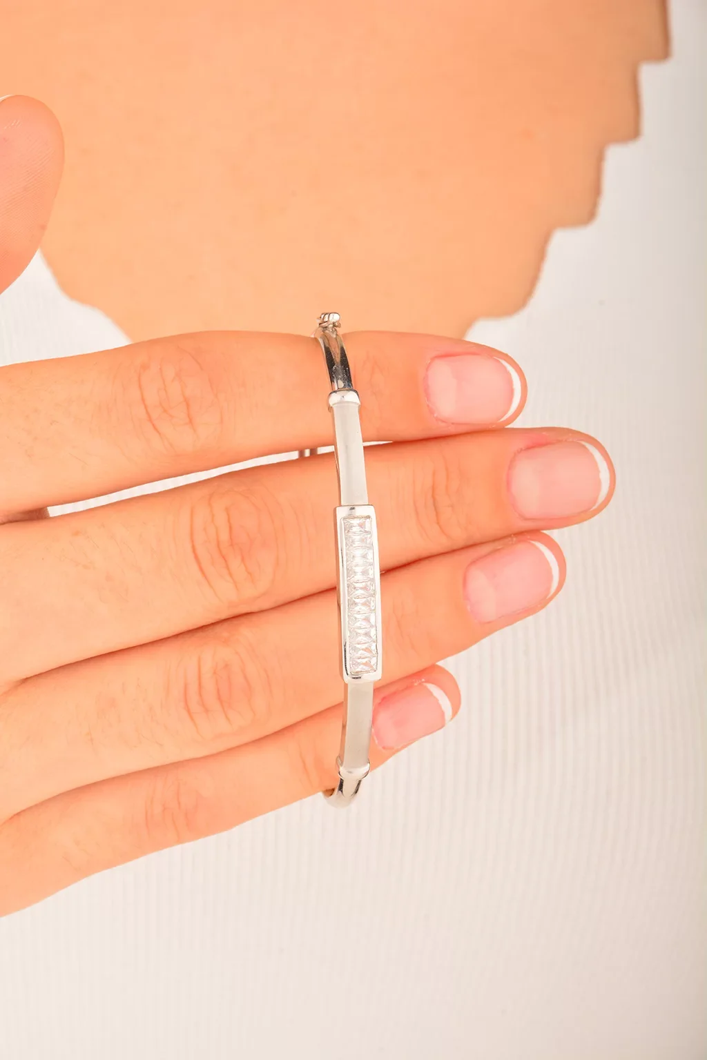 Cebeci 14 Ayar Taşlı Kelepçeli Beyaz Altın Bilezik