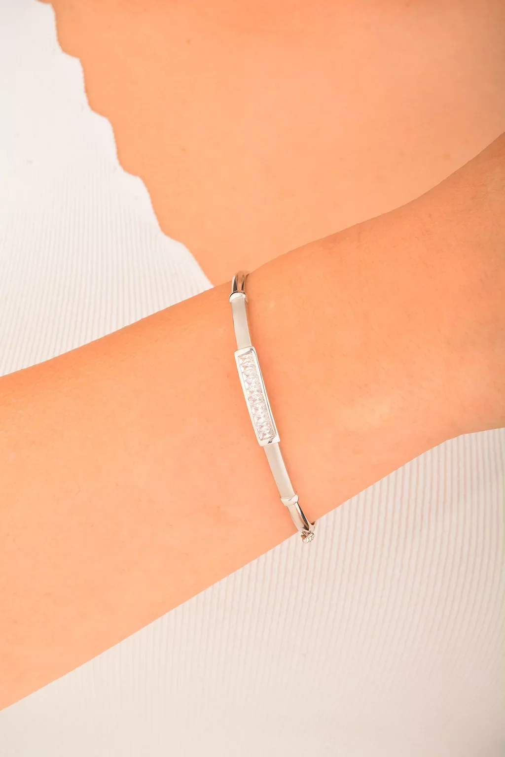 Cebeci 14 Ayar Taşlı Kelepçeli Beyaz Altın Bilezik