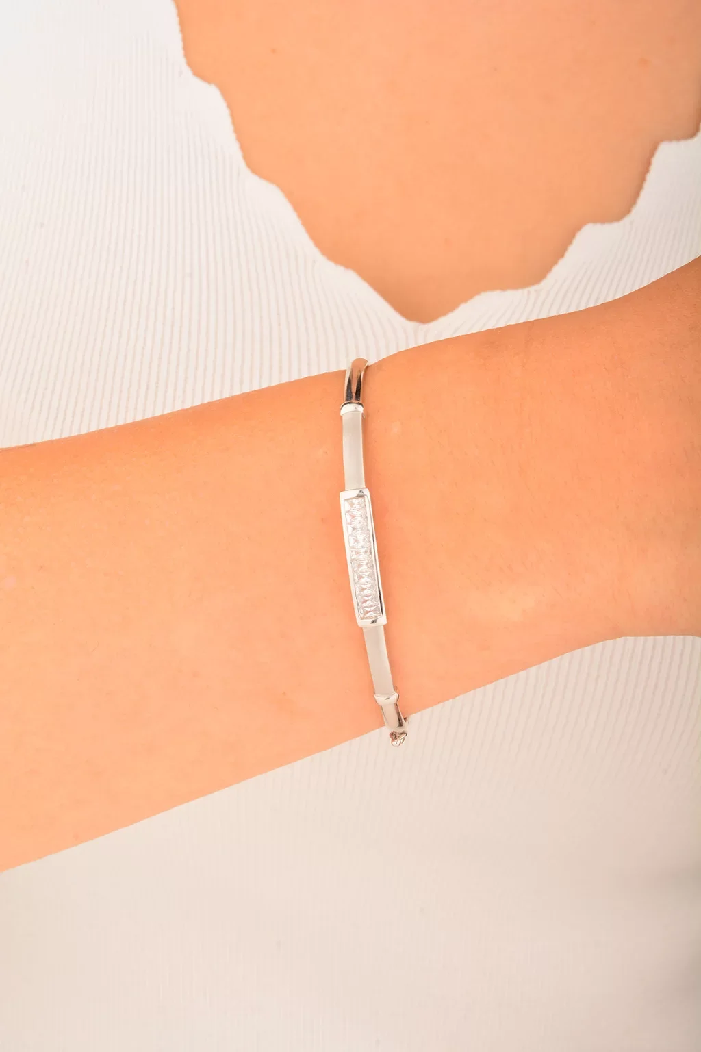 Cebeci 14 Ayar Taşlı Kelepçeli Beyaz Altın Bilezik