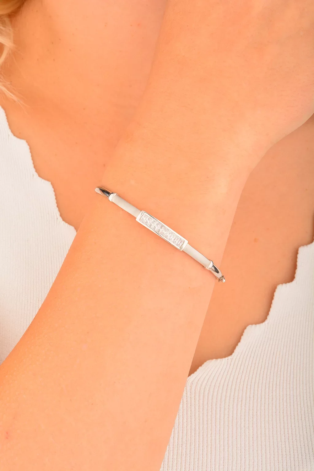 Cebeci 14 Ayar Taşlı Kelepçeli Beyaz Altın Bilezik