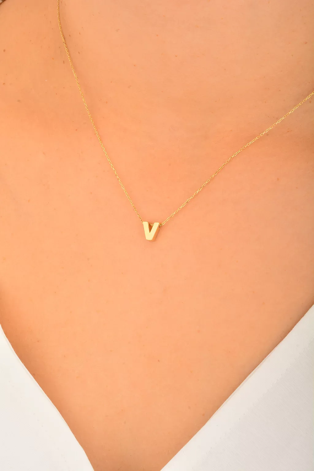 Cebeci 14 Ayar V Harfli Altın Kolye