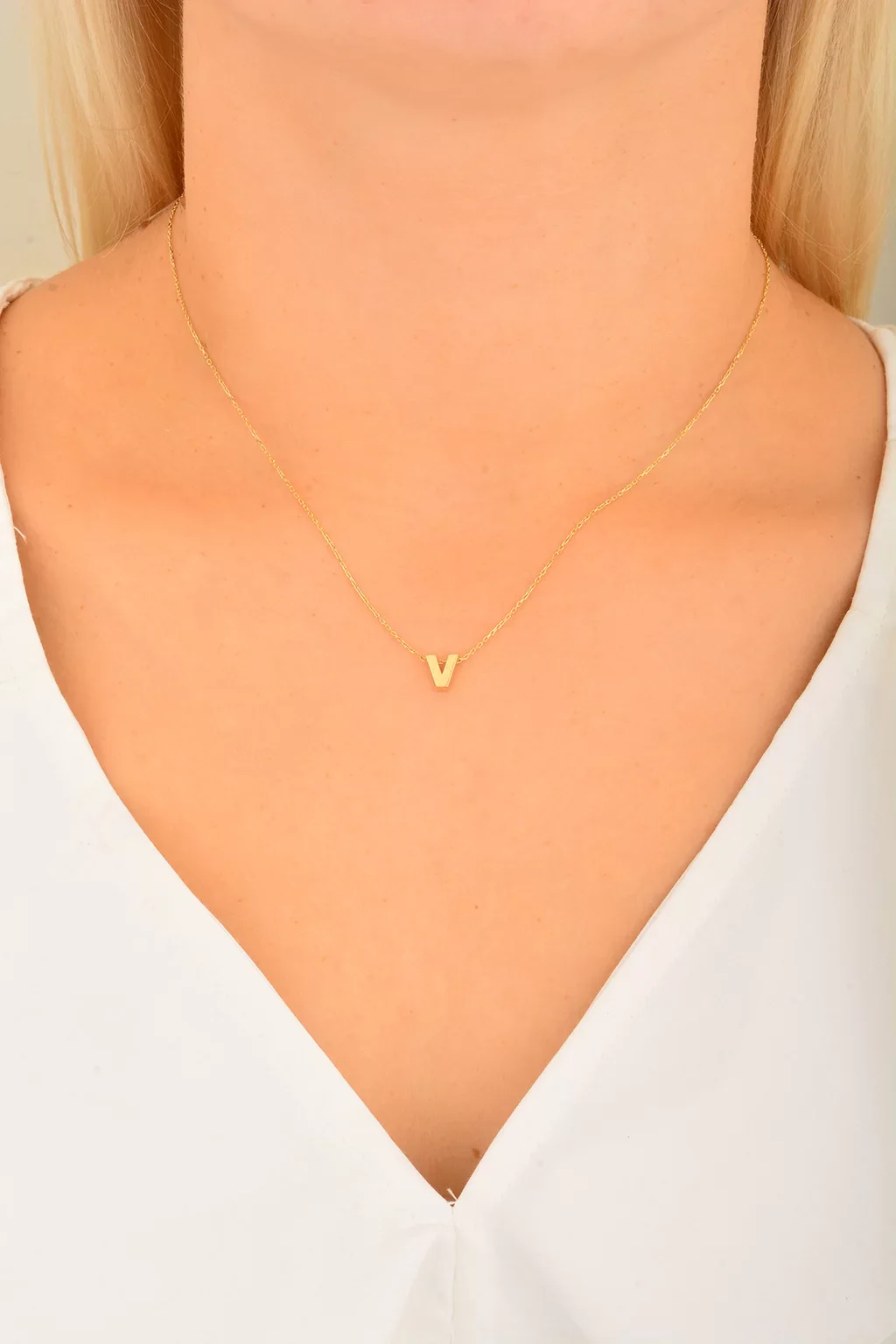 Cebeci 14 Ayar V Harfli Altın Kolye