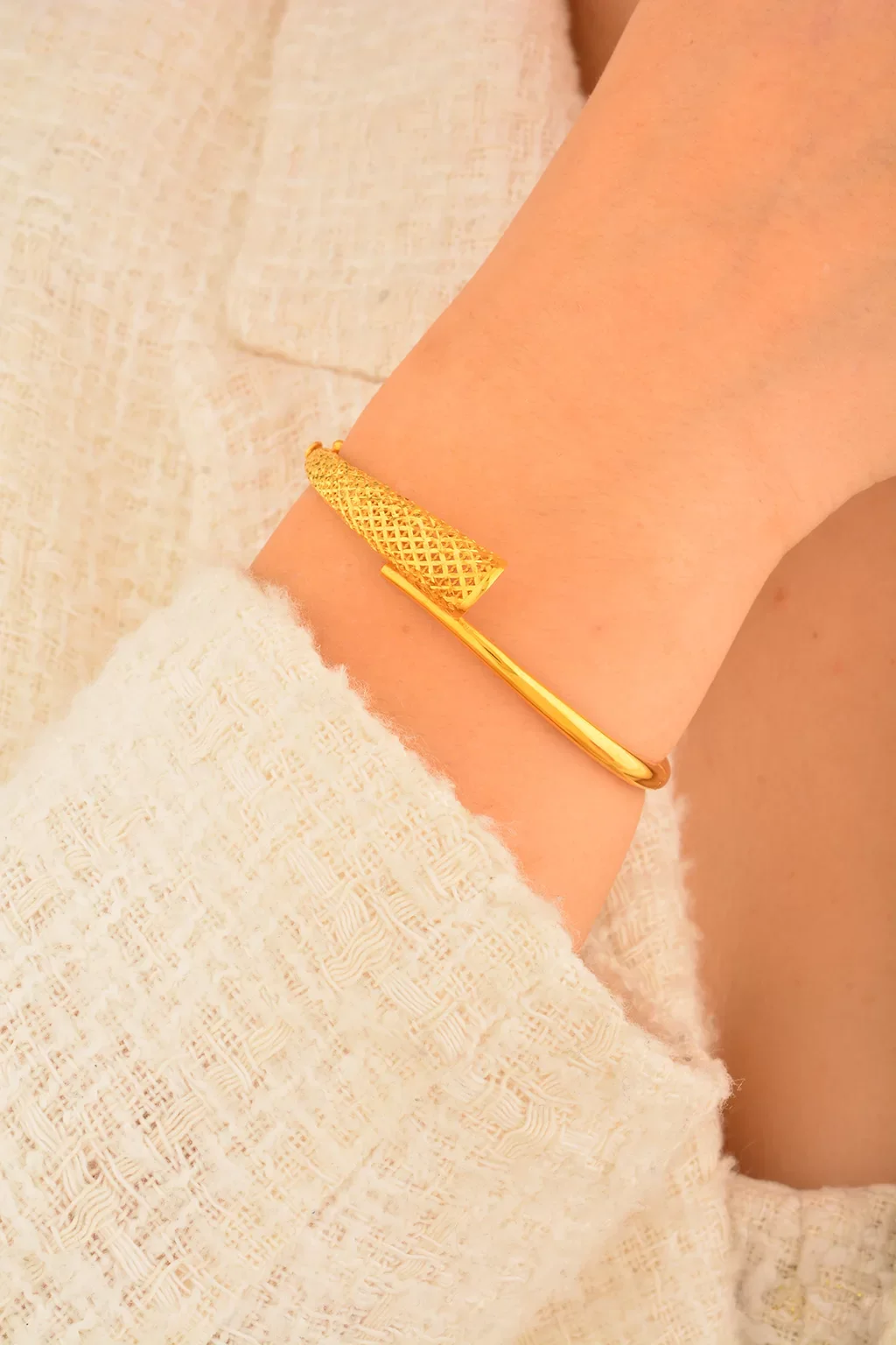 Cebeci 22 Ayar İşlemeli Kelepçe Altın Bilezik