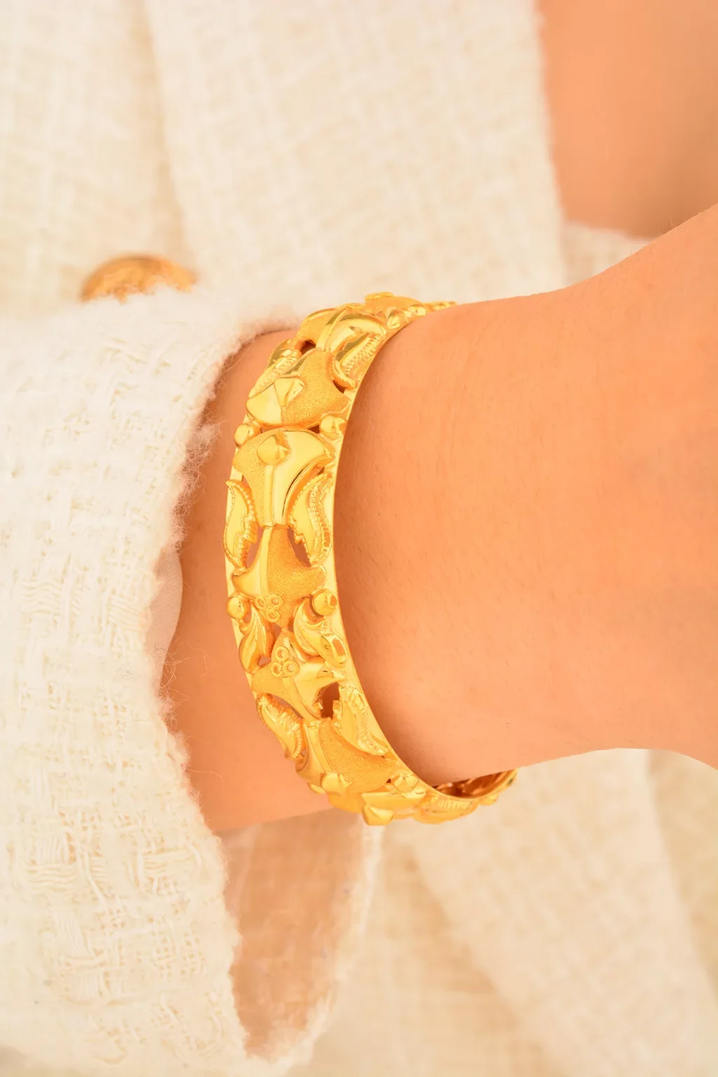 Cebeci 22 Ayar Kabartmalı Kelepçe Altın Bilezik