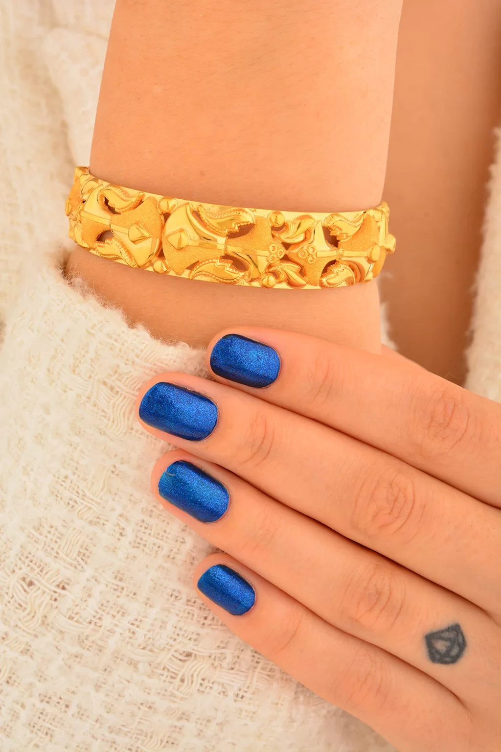 Cebeci 22 Ayar Kabartmalı Kelepçe Altın Bilezik