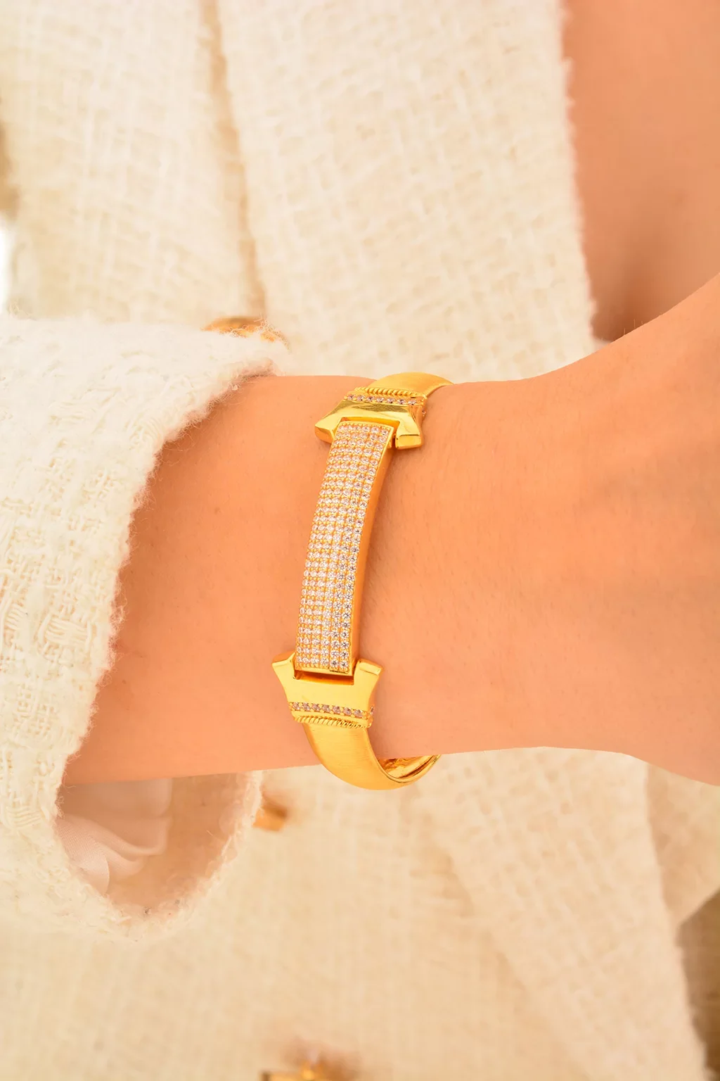 Cebeci 22 Ayar Taşlı Kelepçe Altın Bilezik