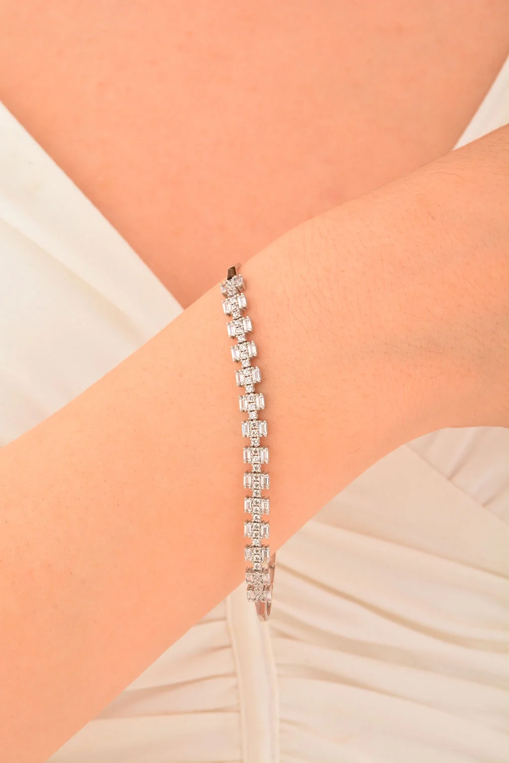 Cebeci 14 Ayar Kare Taşlı Altın Bileklik