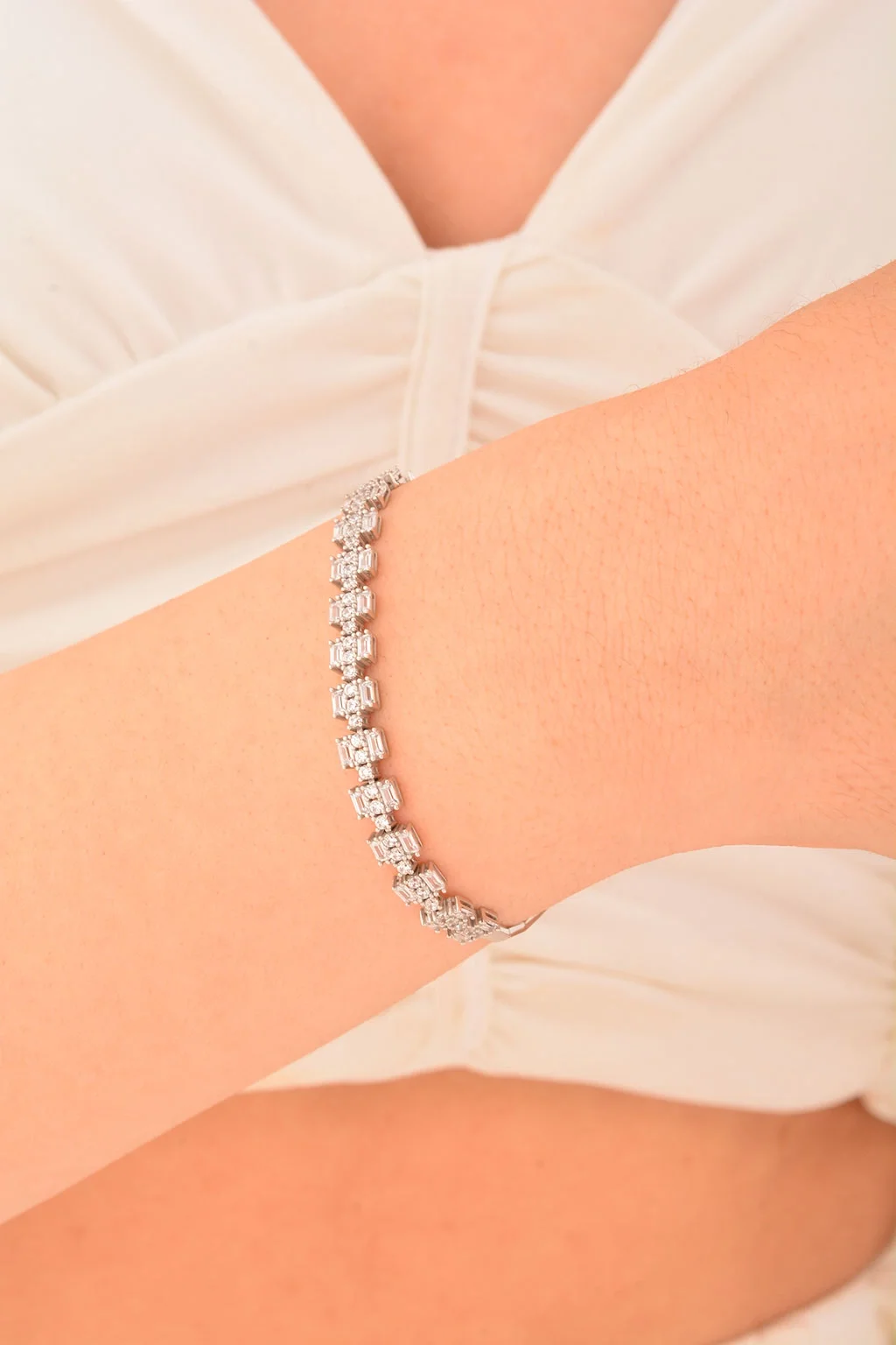 Cebeci 14 Ayar Kare Taşlı Altın Bileklik