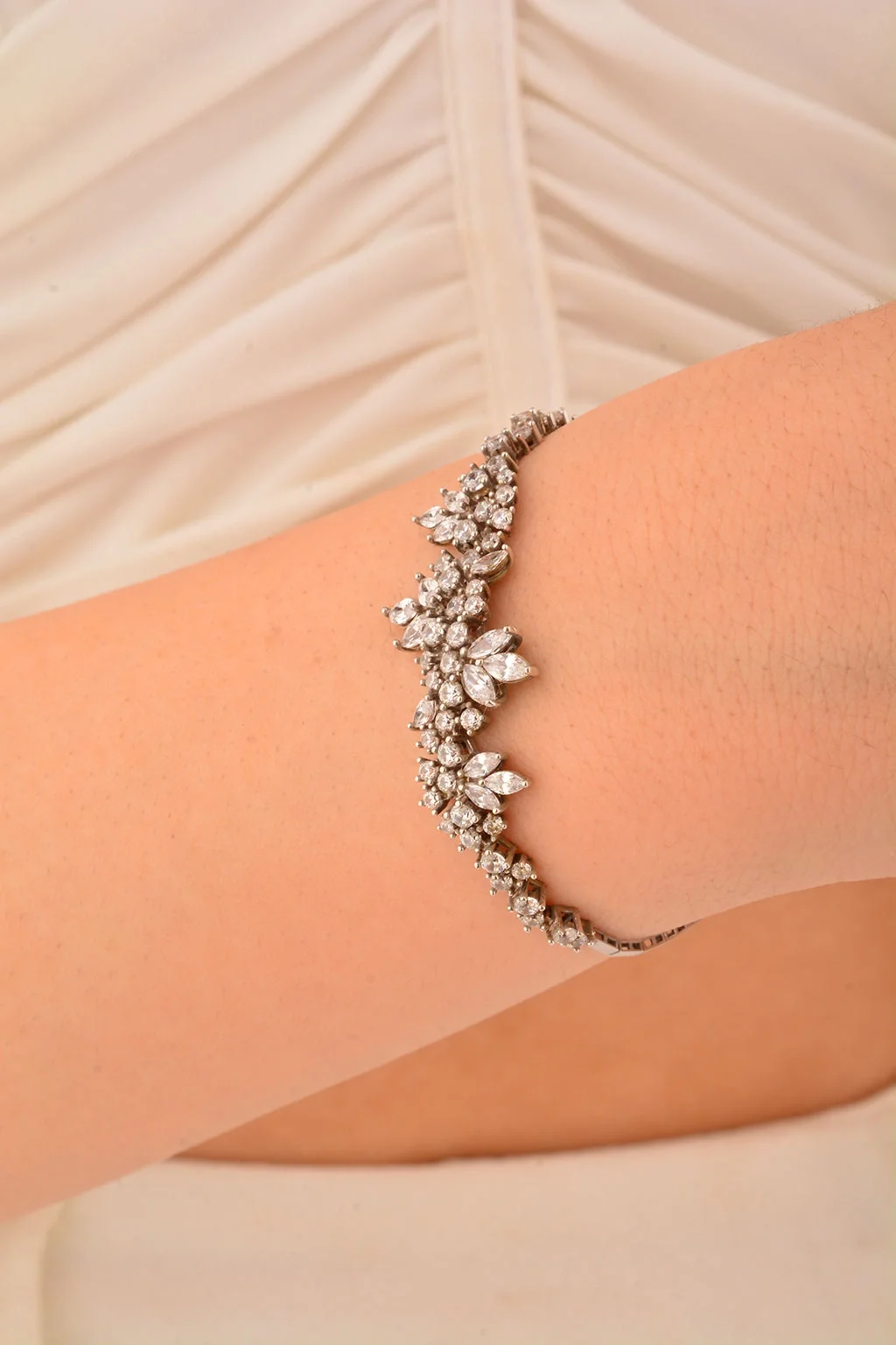 Cebeci 14 Ayar Yaprak Taşlı Altın Bileklik