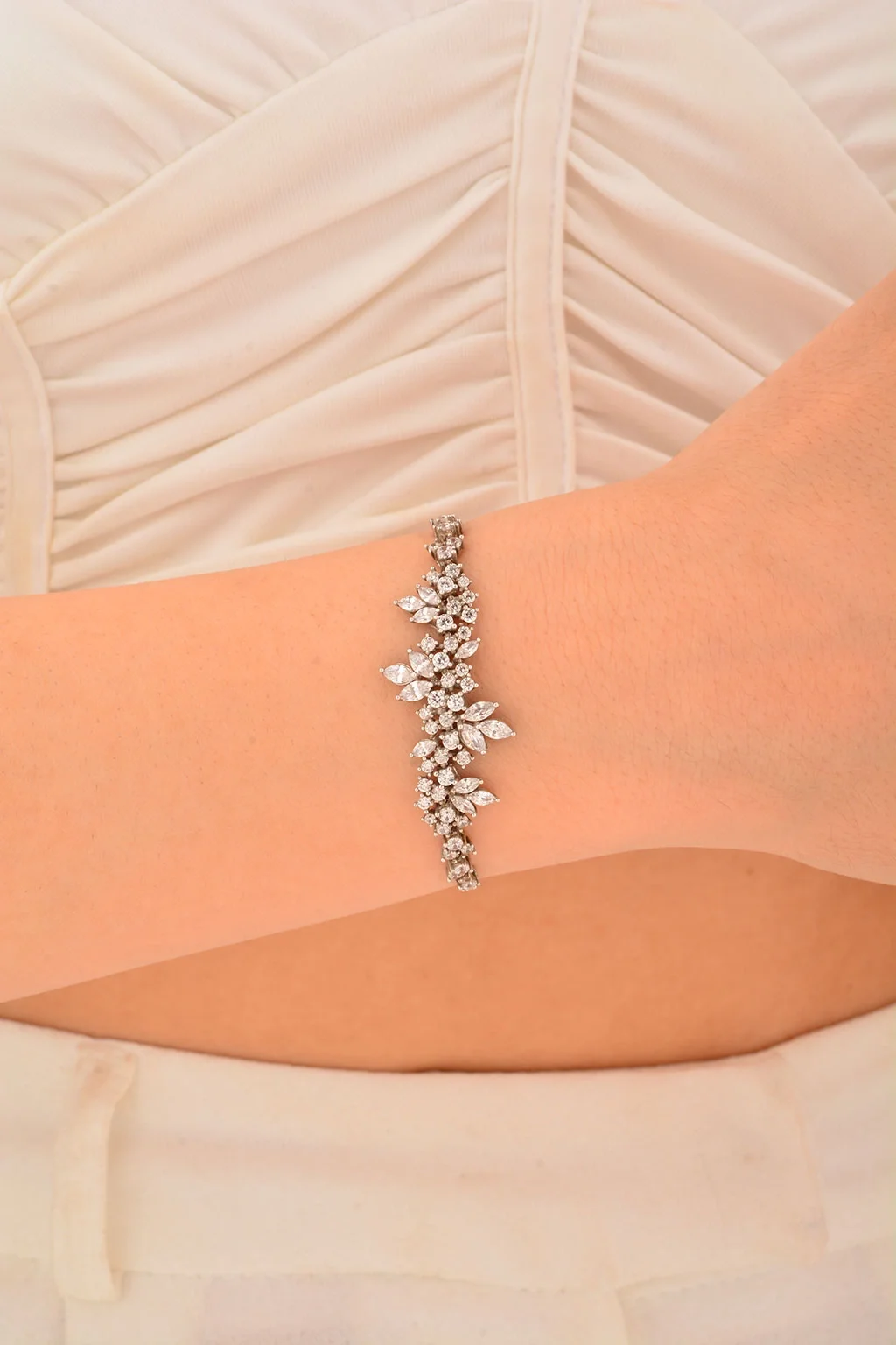 Cebeci 14 Ayar Yaprak Taşlı Altın Bileklik