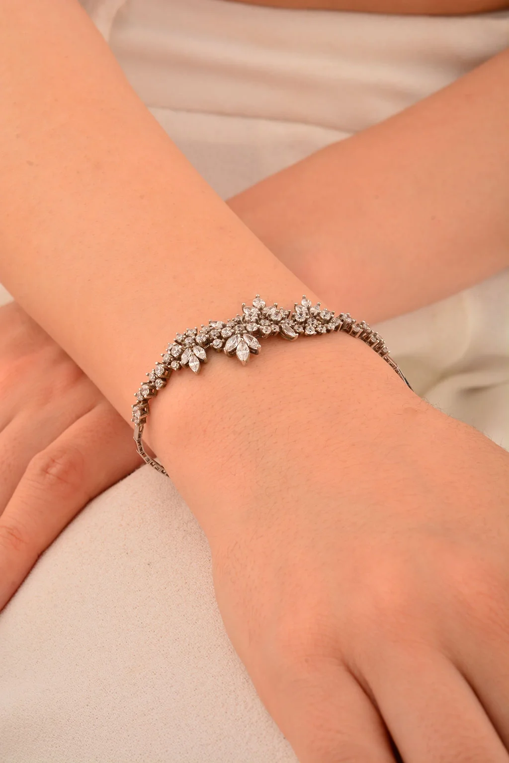 Cebeci 14 Ayar Yaprak Taşlı Altın Bileklik