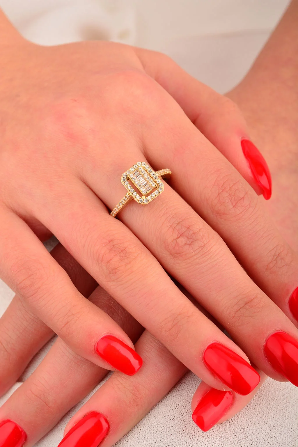 Cebeci 14 Ayar Baget Üç Sıra Taşlı Altın Yüzük