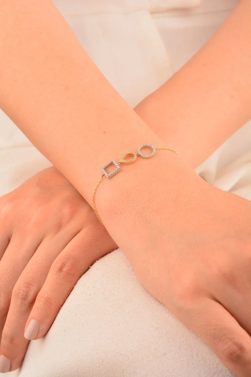 Cebeci 14 Ayar Taşlı Altın Şekilli Bileklik