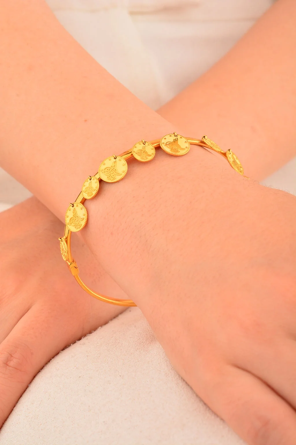 Cebeci 22 Ayar Tuğra Sallantılı Altın Bilezik