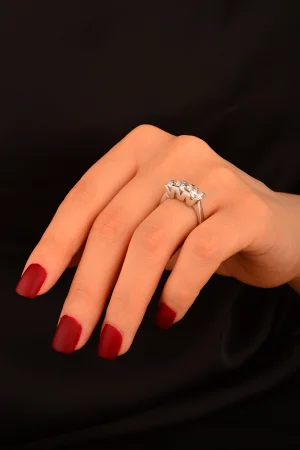 Üç Taş Beyaz Altın Yüzük