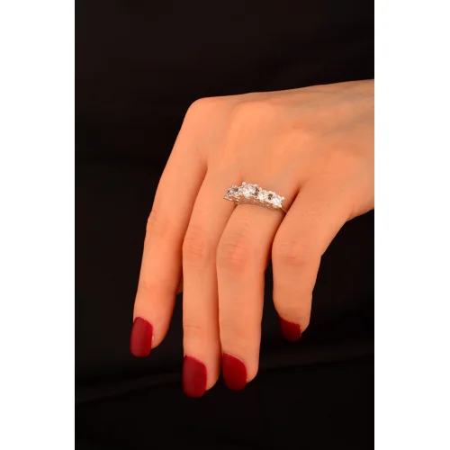 Beş Taş Beyaz Altın Yüzük