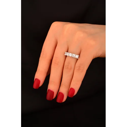 Beş Taş Beyaz Altın Yüzük