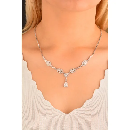 Cebeci 14 Ayar Baget Taşlı Beyaz Altın Gerdanlık