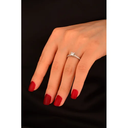 Taşlı Tek Taş Altın Yüzük