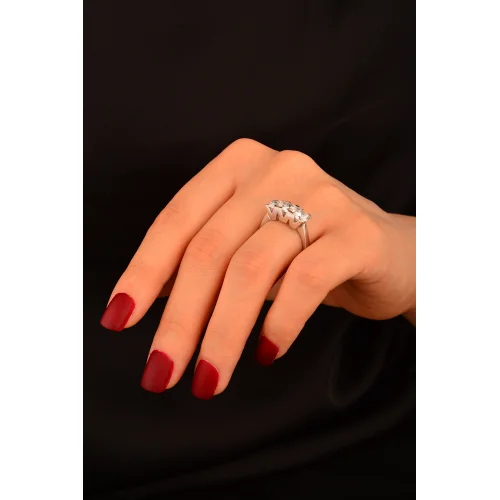 Üç Taş Beyaz Altın Yüzük