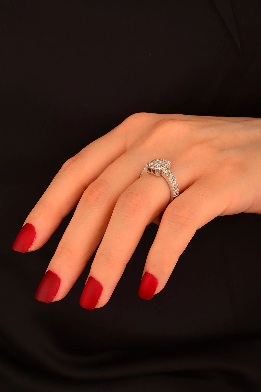 Cebeci 14 Ayar Baget Taşlı Beyaz Altın Yüzük