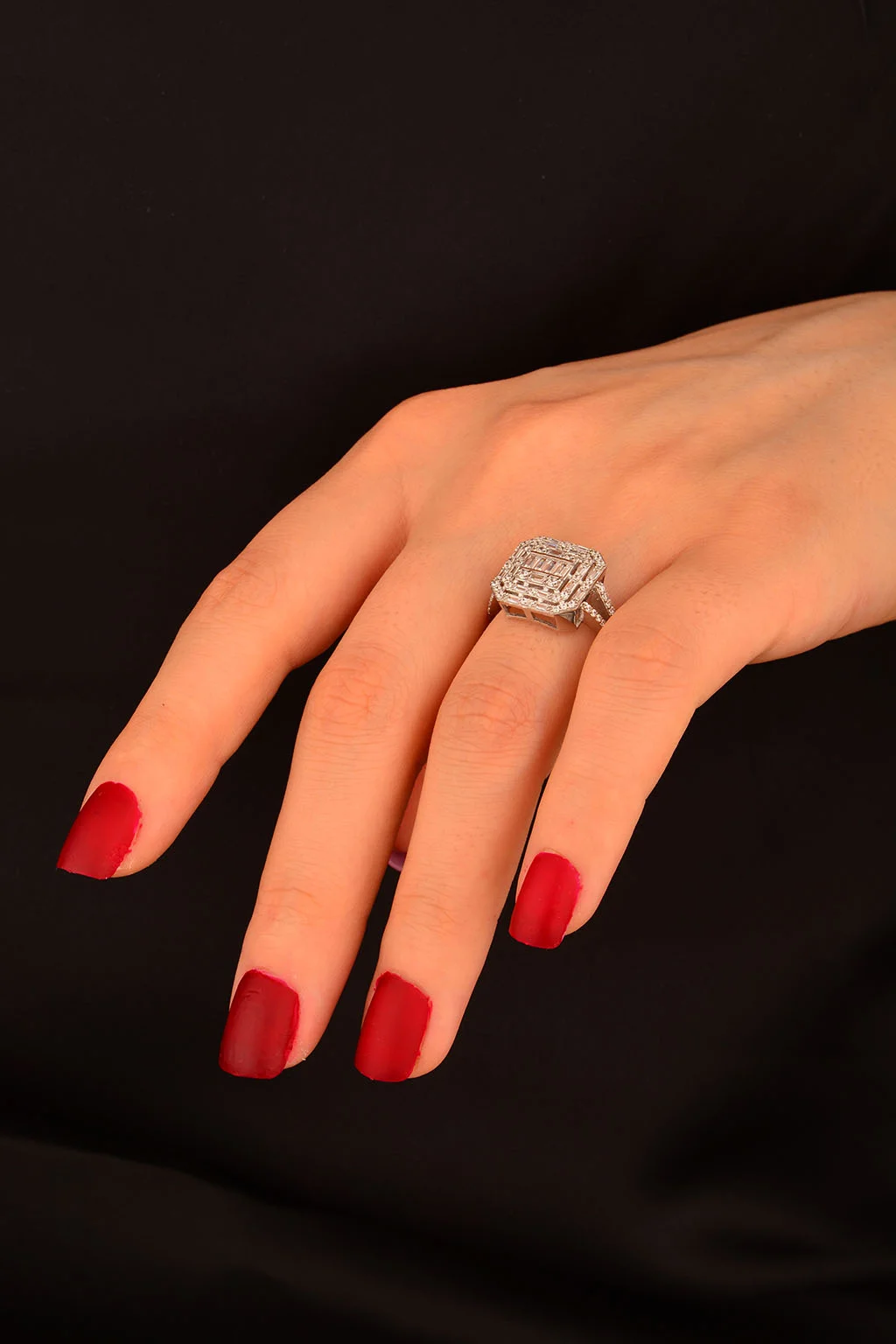 Beyaz Altın Baget Taşlı Yüzük