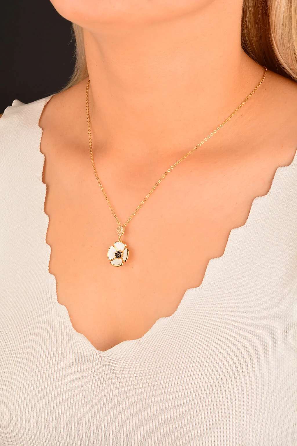 Beyaz Mineli Çiçek Altın Kolye