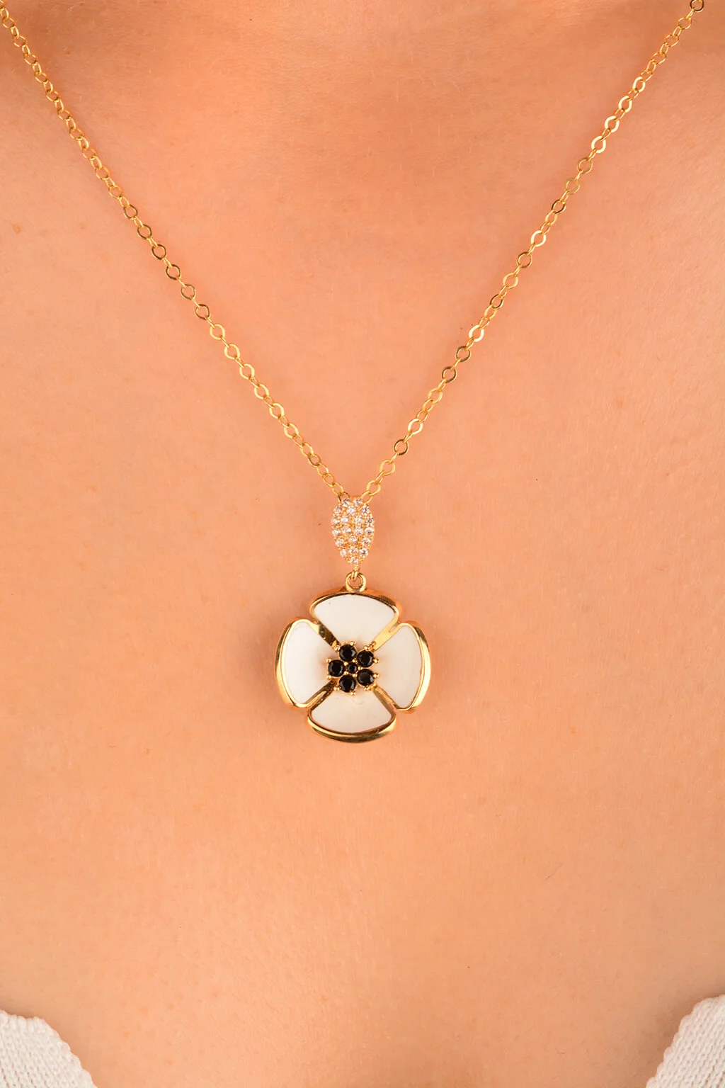 Beyaz Mineli Çiçek Altın Kolye