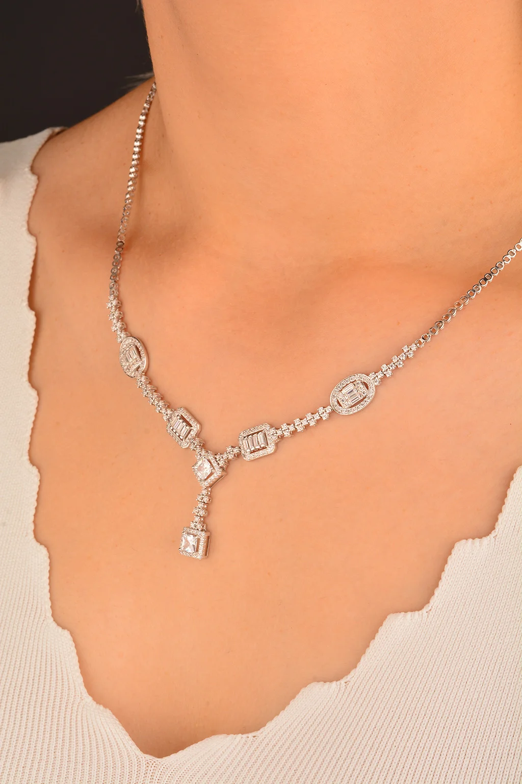 Cebeci 14 Ayar Baget Taşlı Beyaz Altın Gerdanlık