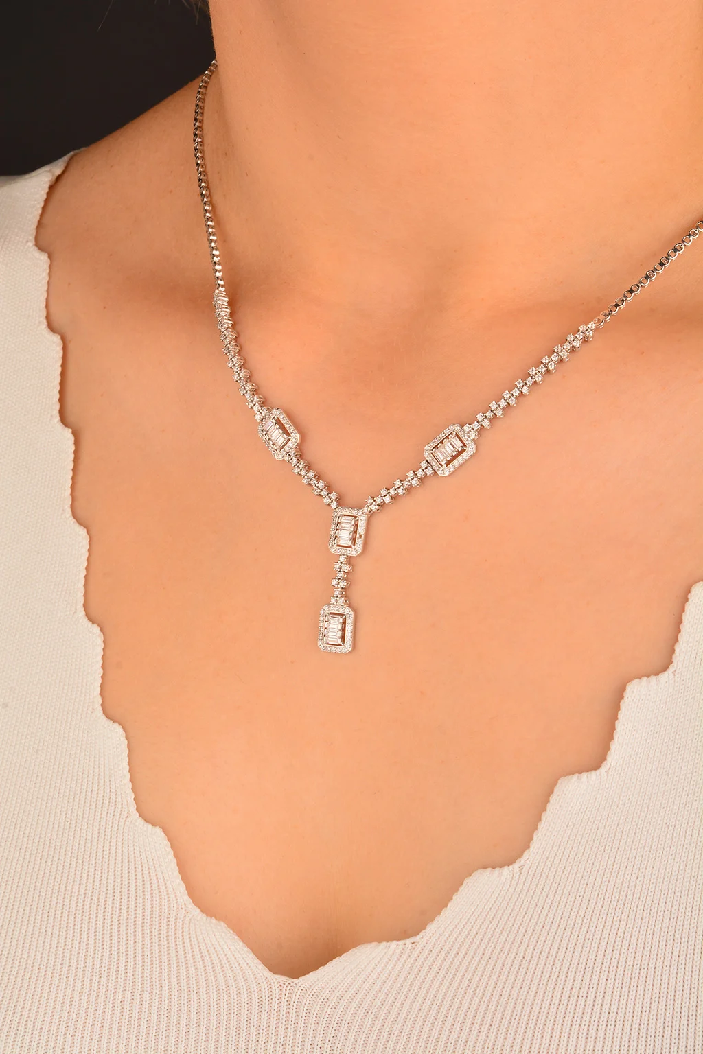 Cebeci 14 Ayar Baget Taşlı Beyaz Altın Gerdanlık